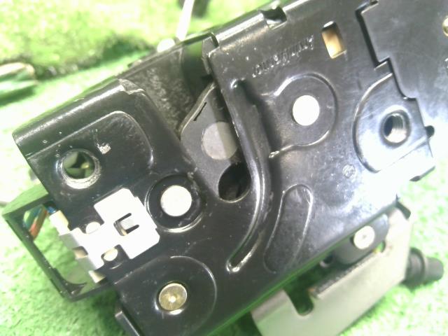 アウディ A4 右Fドアロックソレノイド GH-8EAMBF 402837016