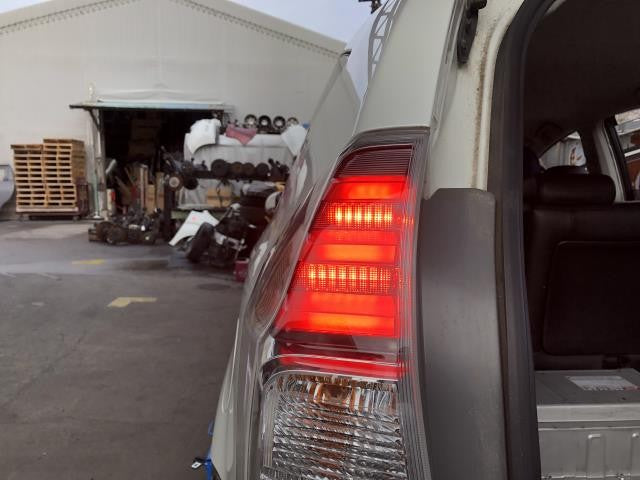 プリウスα 左テールランプ DAA-ZVW41W 81561-47250