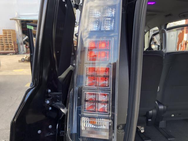 ヴォクシー テールランプ左右セット DAA-ZWR80G 81551-28560,81561-28640