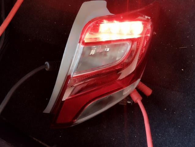 【中古】ヴィッツ DBA-KSP130 右テールランプ 81550-52B90
