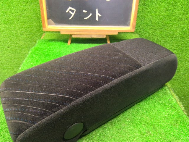 【中古】タント DBA-LA610S アームレスト 72810-B2680-C3