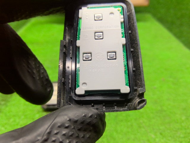 【中古】アルファード DBA-AGH35W キーレスリモコン 89072-58200