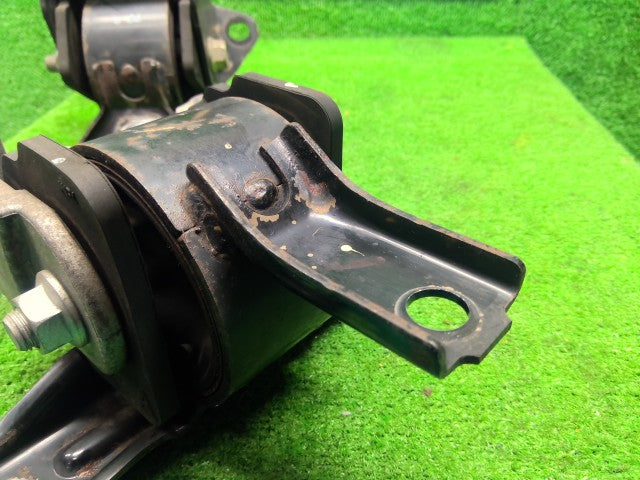 【中古】デリカD5 DBA-CV5W エンジンマウント 2個セット