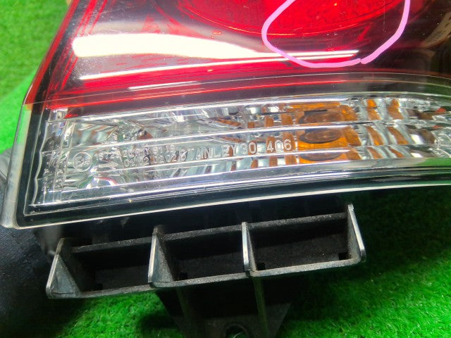 【中古】クラウン DAA-AWS210 右テールランプ 81551-30B60