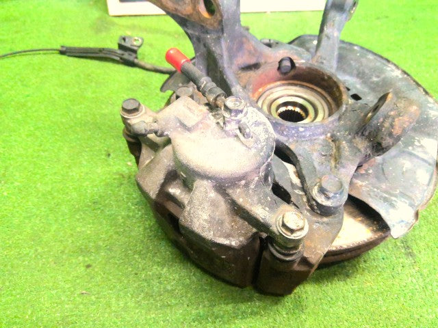 【中古】ノア DBA-ZRR85G 右フロントナックルハブASSY 43211-44050