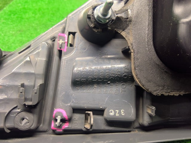 ヴェルファイア 右テールランプ DBA-ANH20W 81580-58181