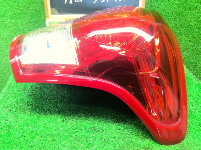 カローラフィールダー 右テールランプ DAA-NKE165G 81551-13730