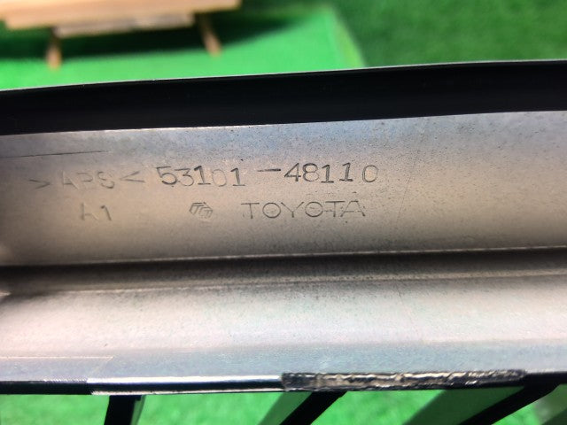 【中古】ハリアー DAA-MHU38W ラジエータグリル 53101-48221