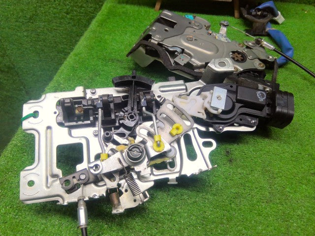 【中古】アルファード CBA-ANH10W 右リアドアロックソレノイド 69200-58011