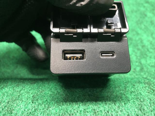 【中古】スペーシア 5AA-MK94S USBポート 助手席側