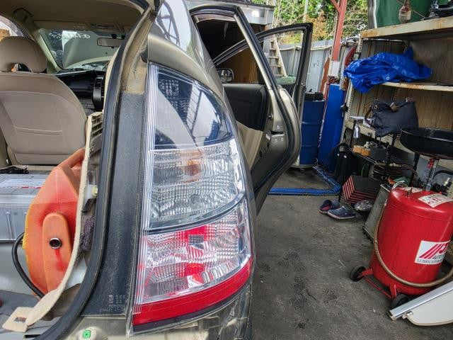 【中古】プリウス DAA-NHW20 右 テールランプ