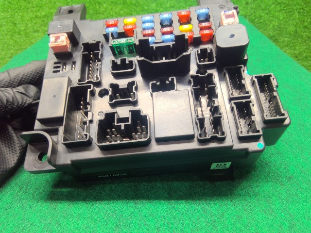 【中古】デリカD5 LDA-CV1W ヒューズボックス 8637A920