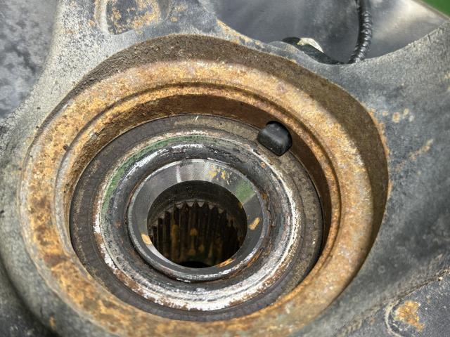 【中古】フィット DBA-GK3 左フロントナックルハブASSY 51216-T5B-J10