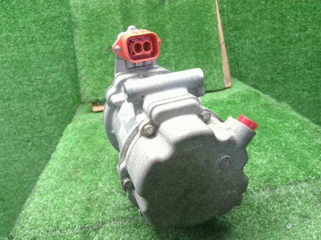 リーフ Ａ／Ｃコンプレッサー ZAA-ZE1 92600-4BC0A