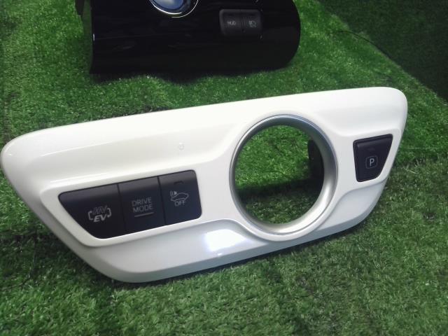 プリウス 内装部品 DLA-ZVW52 58841-47081-A0