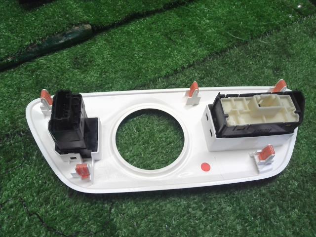 プリウス 内装部品 DLA-ZVW52 58841-47081-A0