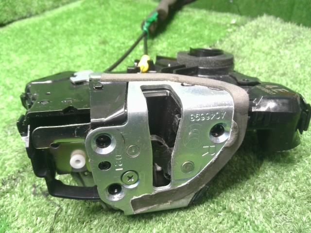 フォレスター 右Ｆドアロックソレノイド DBA-SJG 61032SG020