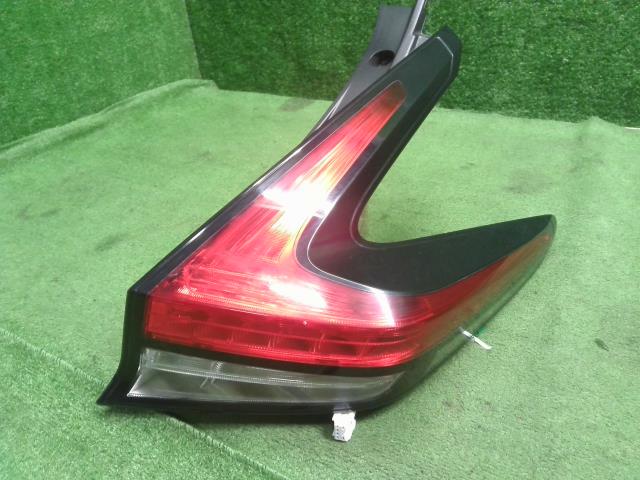 リーフ 右テールランプ ZAA-ZE1 26550-5SK0B