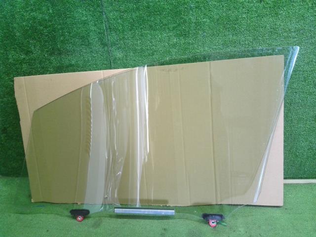 プリウス 右Ｆドアガラス DAA-ZVW55 68101-47210