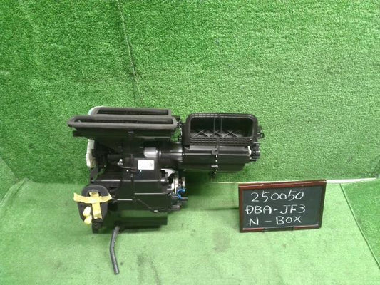 Ｎ－ＢＯＸ カーヒーター DBA-JF3 79106-TTA-952