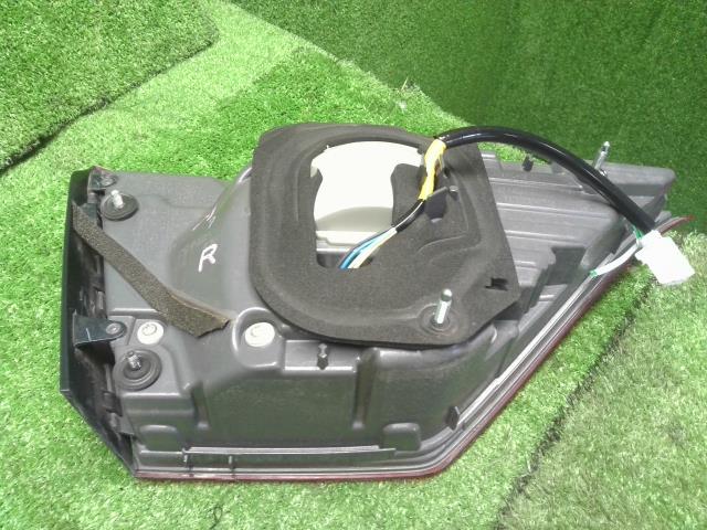 レクサス LS 右テールランプ DBA-USF40 81581-50210