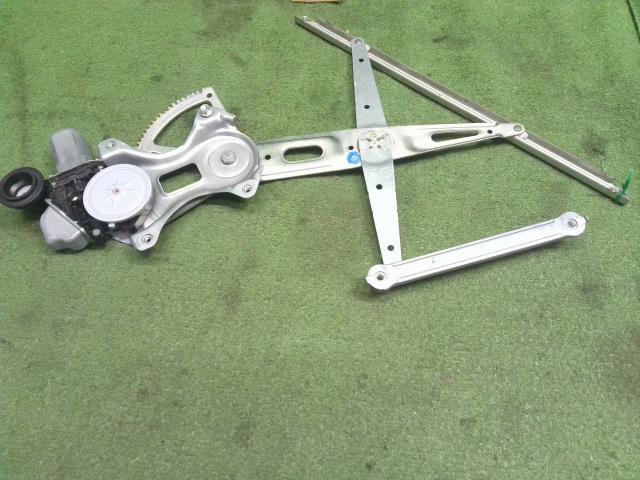 プリウス 右Ｆドアレギュレータ・モーター DAA-ZVW30 69801-52070