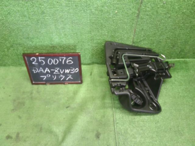 プリウス 車載工具 DAA-ZVW30 09111-33030