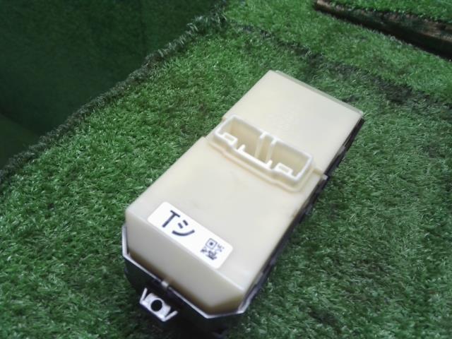 タント パワーウインドウスイッチ 6BA-LA660S 84820-B2530