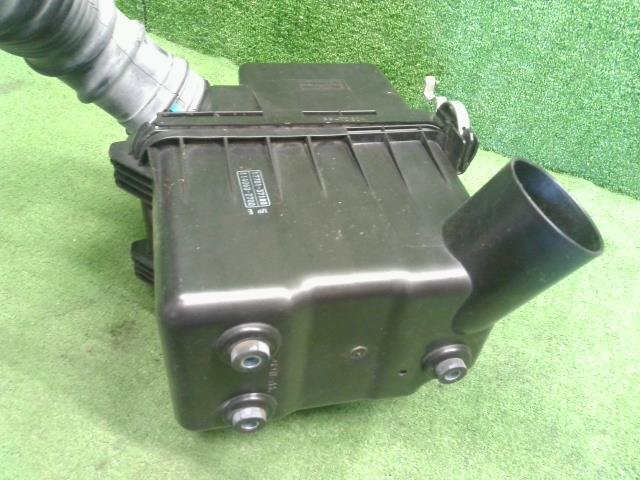 ハリアー エアクリーナーＡＳＳＹ DBA-ZSU65W 17700-37241