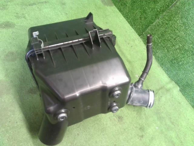 ハリアー エアクリーナーＡＳＳＹ DBA-ZSU65W 17700-37241