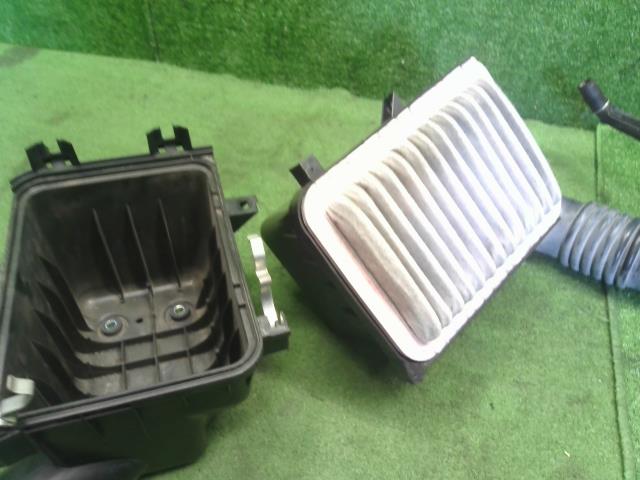 ハリアー エアクリーナーＡＳＳＹ DBA-ZSU65W 17700-37241