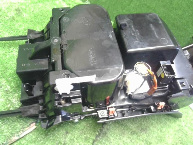 ハリアー ドリンクホルダー DBA-ZSU65W