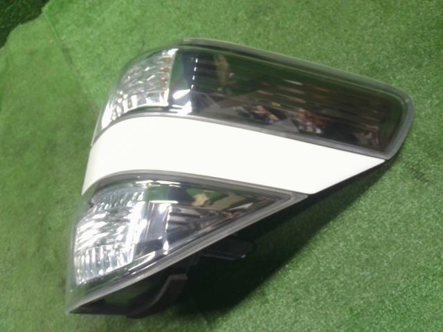 ヴェルファイア 右テールランプ DBA-GGH25W 81551-58090