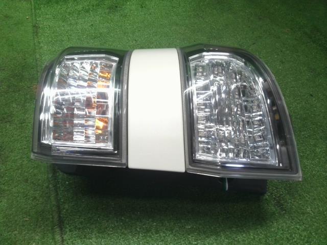 ヴェルファイア 右テールランプ DBA-GGH25W 81551-58090