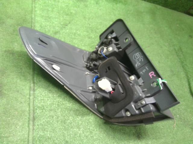 ヴェルファイア 右テールランプ DBA-GGH25W 81551-58090