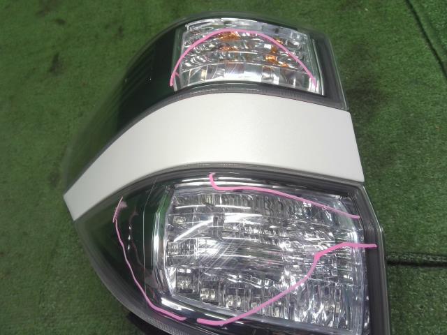 ヴェルファイア 左テールランプ DBA-GGH25W 81561-58090