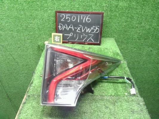 プリウス 右テールランプ DAA-ZVW55 81551-47280