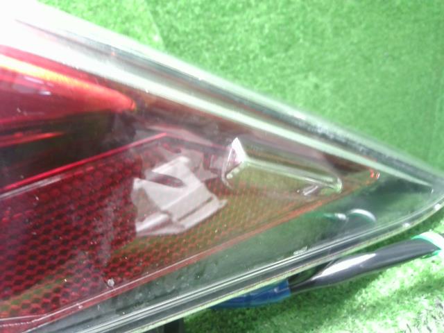 プリウス 右テールランプ DAA-ZVW55 81551-47280
