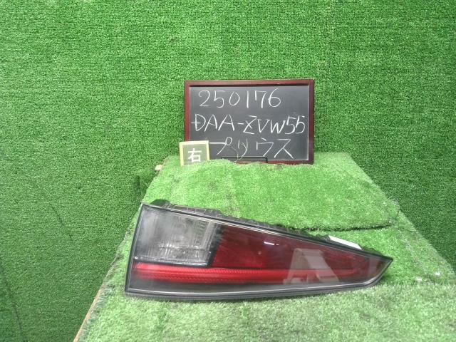 プリウス 右テールランプ DAA-ZVW55 81581-47020