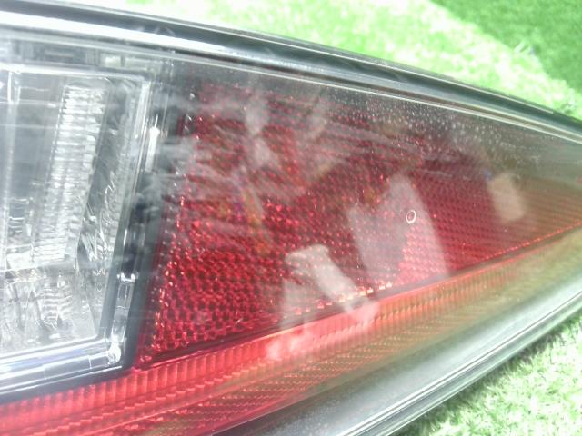 プリウス 右テールランプ DAA-ZVW55 81581-47020