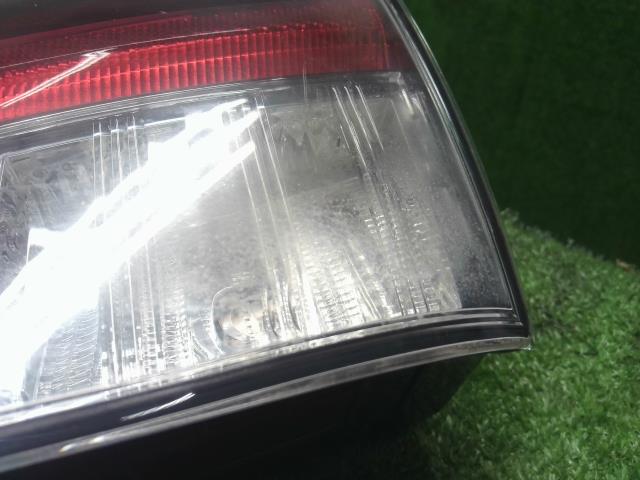プリウス 右テールランプ DAA-ZVW55 81581-47020