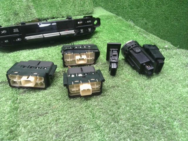 プリウス スイッチ DAA-ZVW55 55900-47200