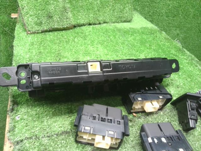 プリウス スイッチ DAA-ZVW55 55900-47200