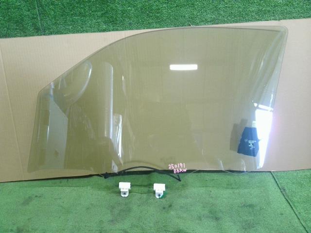 【中古】サクラ ZAA-B6AW 右フロントドアガラス  自社品番250191 U17D32
