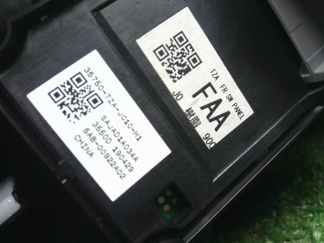 フィット パワーウインドウスイッチ 6BA-GR2 83541-TZA-J01ZA