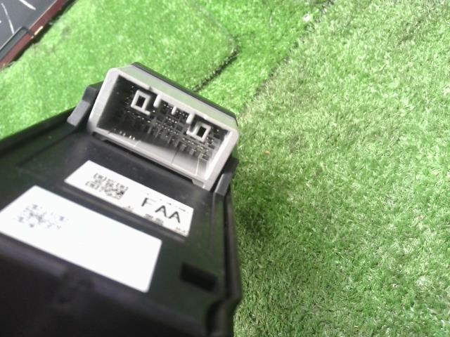 フィット パワーウインドウスイッチ 6BA-GR2 83541-TZA-J01ZA