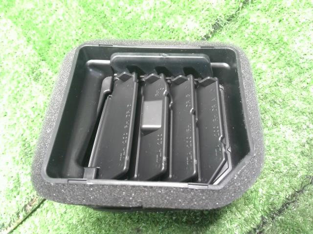 フィット 内装部品 6BA-GR2 77630-TZA-J01ZA