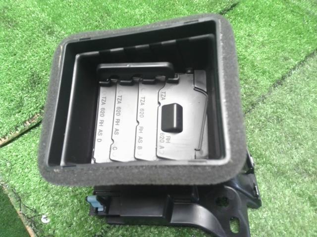 フィット 内装部品 6BA-GR2 77620-TZA-J01ZA