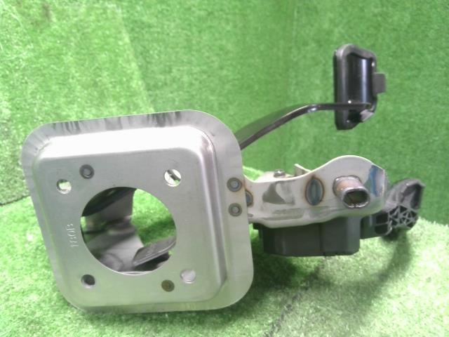オーラ ペダル 6AA-FE13