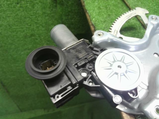 シエンタ 右Ｆドアレギュレータ・モーター DAA-NHP170G 69801-52140